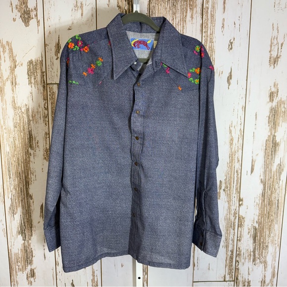 Wrangler Blue Denim Shirt with Floral Embroidery Vintage. Size 17-17 1/2.